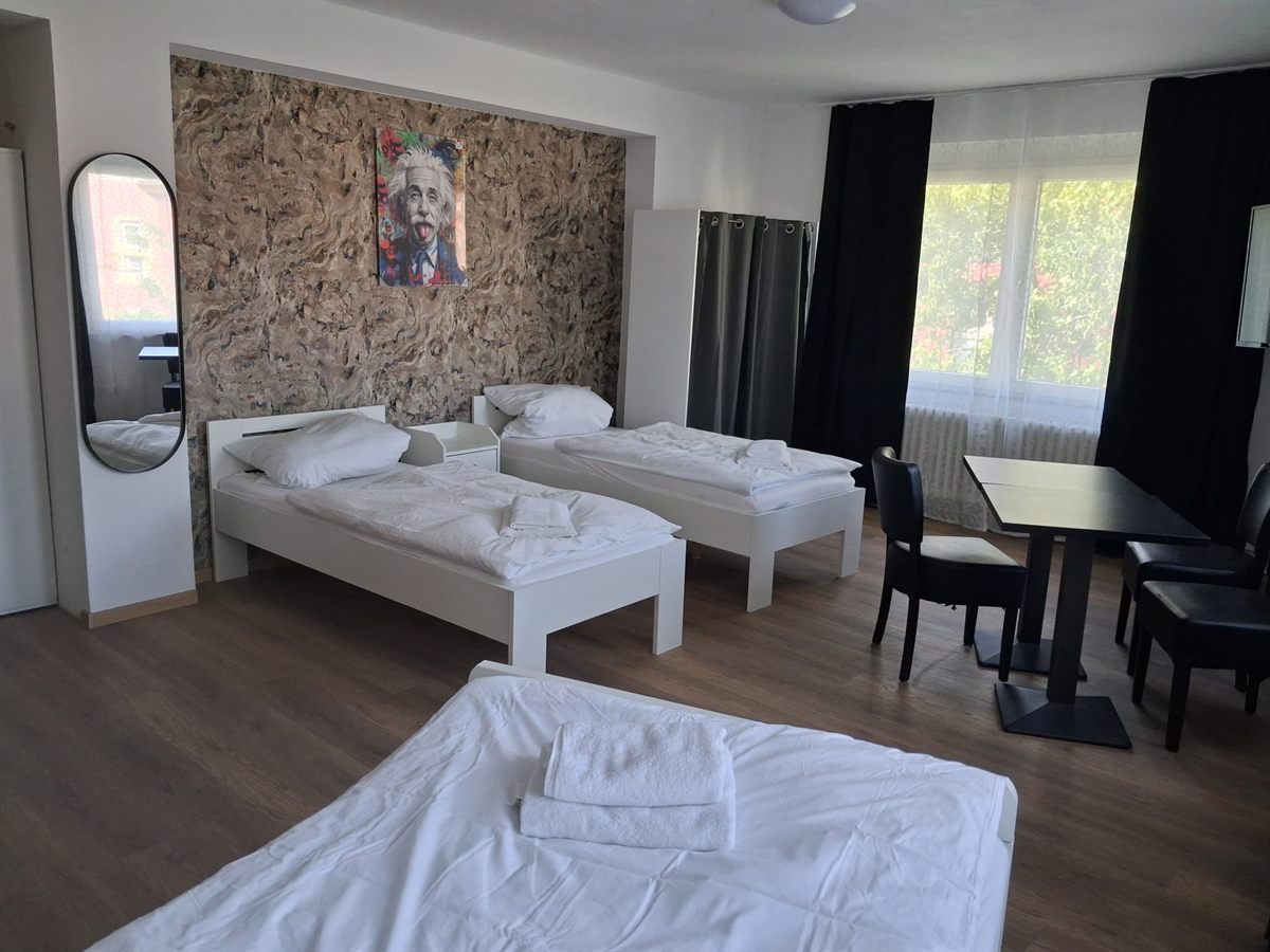 Dreibettzimmer im 3. Obergeschoss mit Esstisch